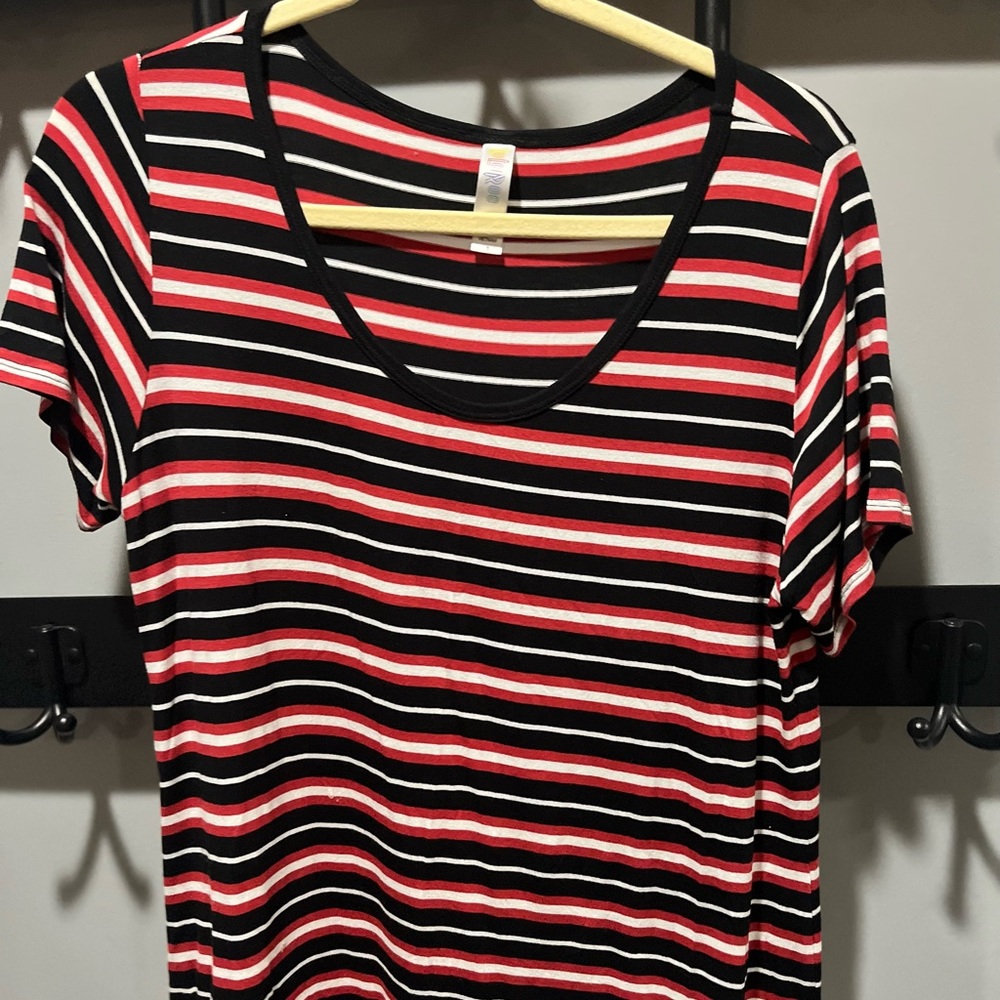Small LuLaRoe Classic Tee